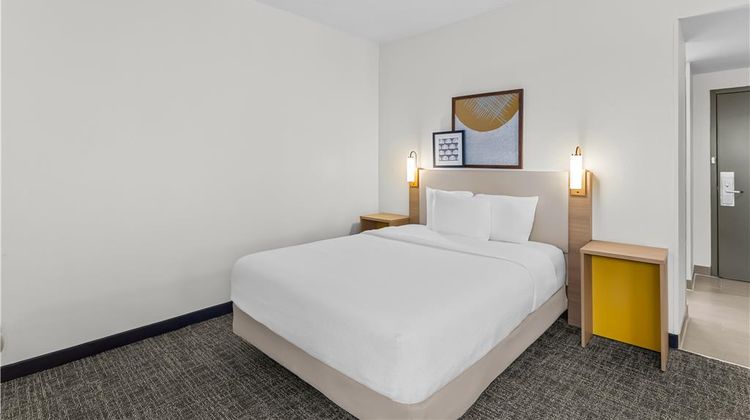 Spark by Hilton Des Plaines Chicago Room