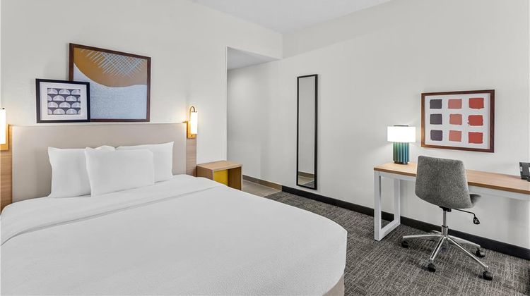 Spark by Hilton Des Plaines Chicago Room
