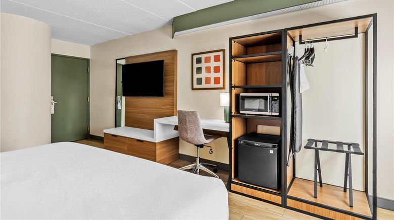 <b>Spark by Hilton Lynchburg Room</b>. Images powered by <a href="https://iceportal.shijigroup.com/" title="IcePortal" target="_blank">IcePortal</a>.