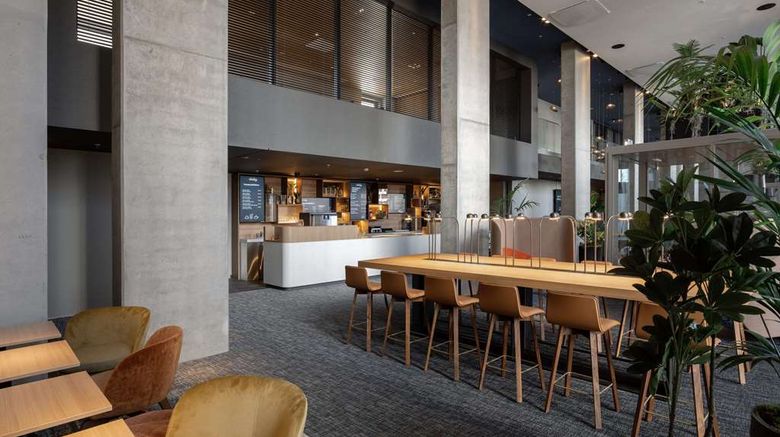 <b>b'mine Frankfurt Airport Lobby</b>. Images powered by <a href="https://iceportal.shijigroup.com/" title="IcePortal" target="_blank">IcePortal</a>.