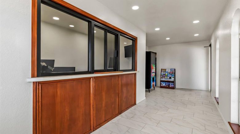 <b>Rodeway Inn Lobby</b>. Images powered by <a href="https://iceportal.shijigroup.com/" title="IcePortal" target="_blank">IcePortal</a>.