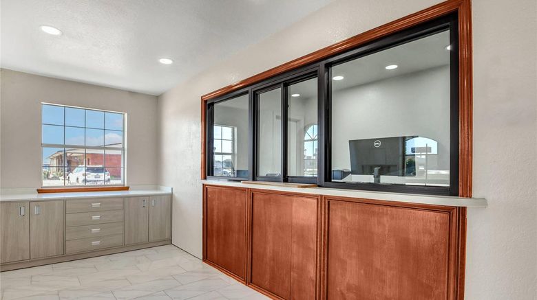 <b>Rodeway Inn Lobby</b>. Images powered by <a href="https://iceportal.shijigroup.com/" title="IcePortal" target="_blank">IcePortal</a>.