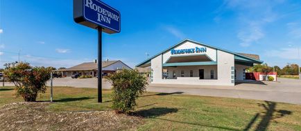 Rodeway Inn Exterior