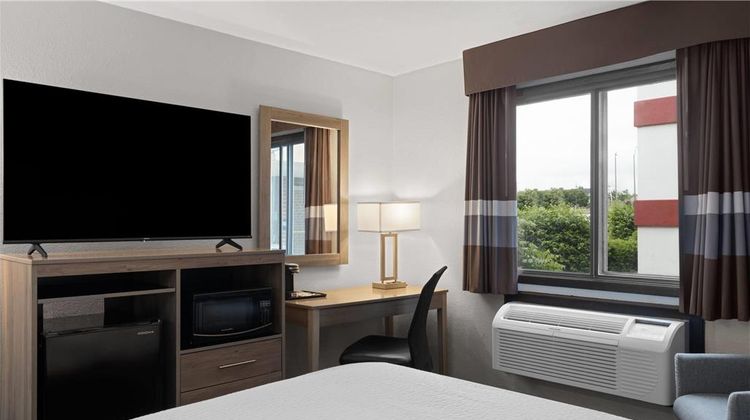 Ramada by Wyndham Cedar Rapids South Room