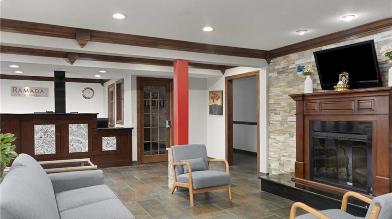<b>Ramada by Wyndham Cedar Rapids South Lobby</b>. Images powered by <a href="https://iceportal.shijigroup.com/" title="IcePortal" target="_blank">IcePortal</a>.