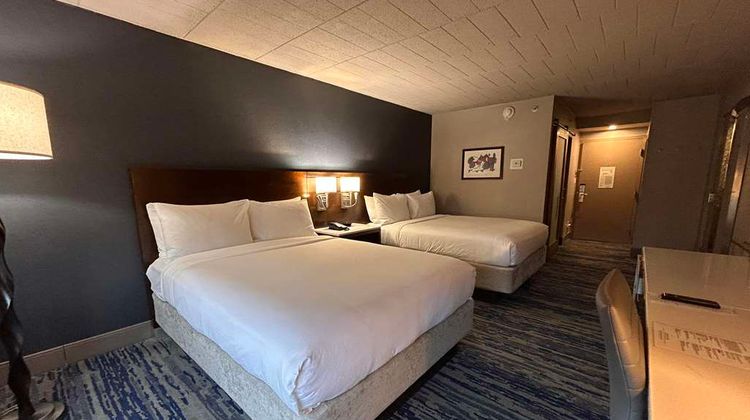 Skyline Hotel Detroit Airport, SureStay Room