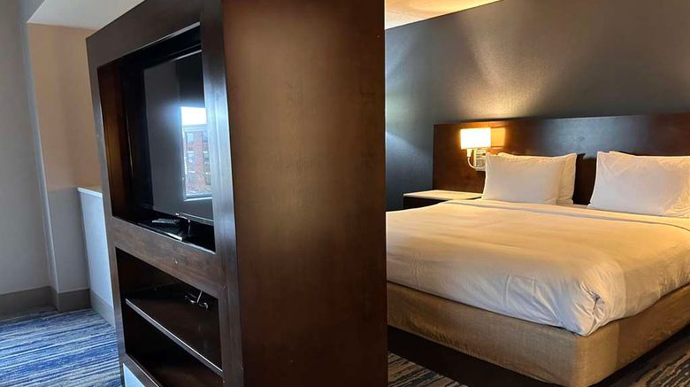 <b>Skyline Hotel Detroit Airport, SureStay Room</b>. Images powered by <a href="https://iceportal.shijigroup.com/" title="IcePortal" target="_blank">IcePortal</a>.