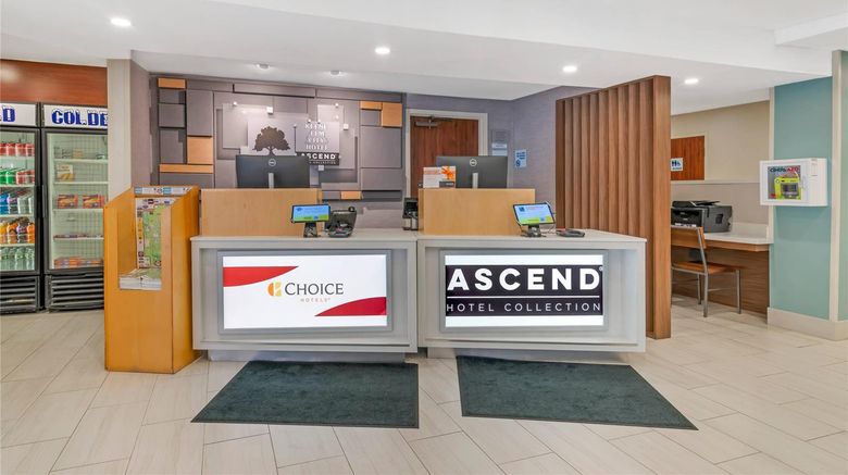 <b>Keene Elm City Hotel, Ascend Hotel Lobby</b>. Images powered by <a href="https://iceportal.shijigroup.com/" title="IcePortal" target="_blank">IcePortal</a>.