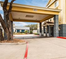 Quality Inn & Suites Exterior