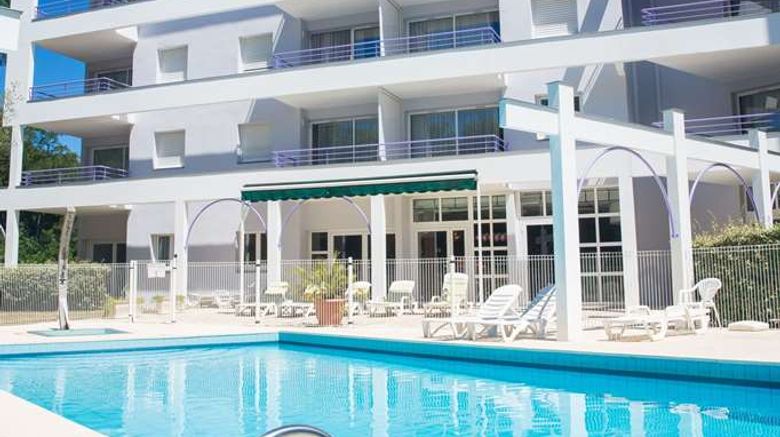 <b>Les Jardins du Lac Pool</b>. Images powered by <a href="https://iceportal.shijigroup.com/" title="IcePortal" target="_blank">IcePortal</a>.