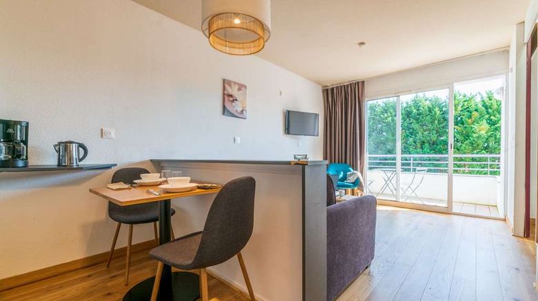 <b>Les Jardins du Lac Room</b>. Images powered by <a href="https://iceportal.shijigroup.com/" title="IcePortal" target="_blank">IcePortal</a>.
