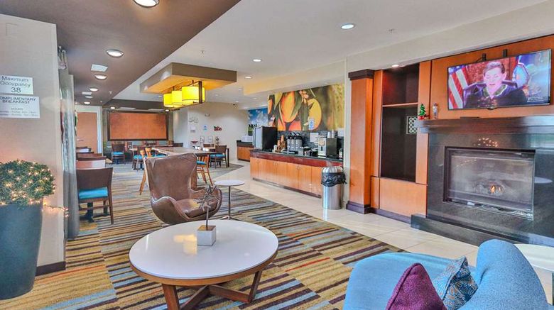 <b>Comfort Inn & Suites Lobby</b>. Images powered by <a href="https://iceportal.shijigroup.com/" title="IcePortal" target="_blank">IcePortal</a>.