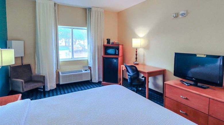 <b>Comfort Inn & Suites Room</b>. Images powered by <a href="https://iceportal.shijigroup.com/" title="IcePortal" target="_blank">IcePortal</a>.