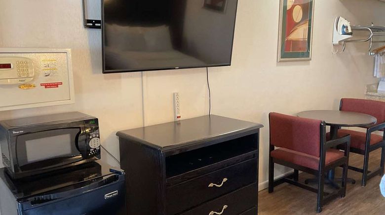 <b>Baymont by Wyndham Petoskey Room</b>. Images powered by <a href="https://iceportal.shijigroup.com/" title="IcePortal" target="_blank">IcePortal</a>.