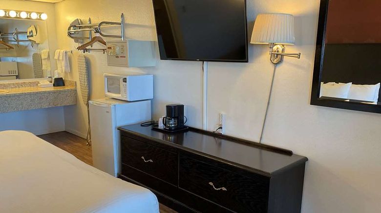 <b>Baymont by Wyndham Petoskey Room</b>. Images powered by <a href="https://iceportal.shijigroup.com/" title="IcePortal" target="_blank">IcePortal</a>.