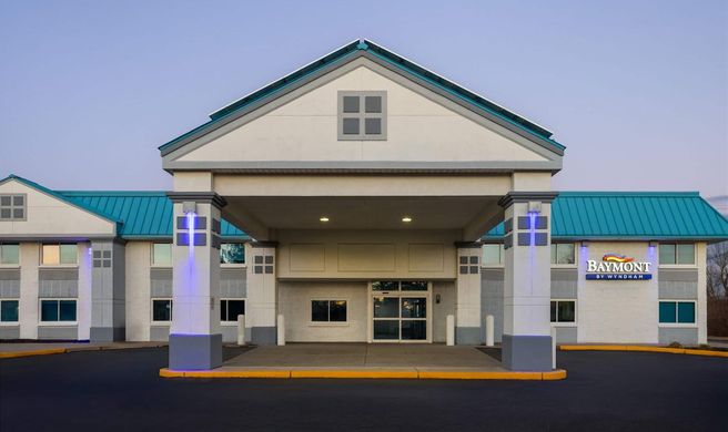 Baymont by Wyndham Westampton Exterior