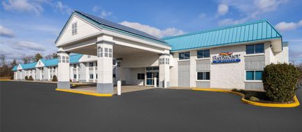 Baymont by Wyndham Westampton Exterior