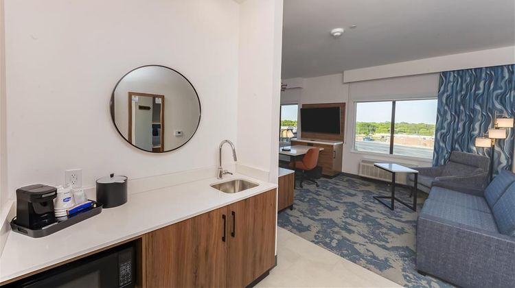 Hampton Inn and Suites Irving Hwy 183 Room