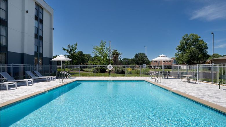 <b>Spark by Hilton Williamsburg Historic Pool</b>. Images powered by <a href="https://iceportal.shijigroup.com/" title="IcePortal" target="_blank">IcePortal</a>.
