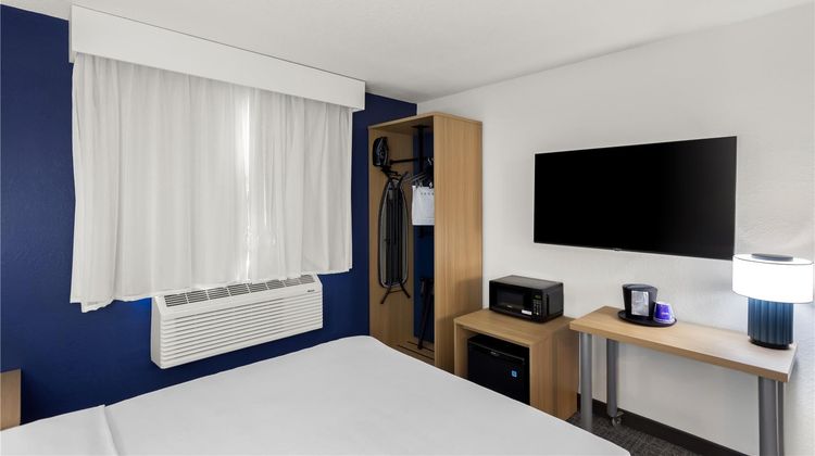 Spark by Hilton Beckley Room