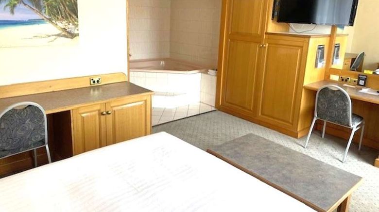 <b>Glenelg Motel Room</b>. Images powered by <a href="https://iceportal.shijigroup.com/" title="IcePortal" target="_blank">IcePortal</a>.