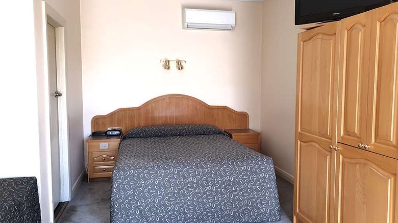 <b>Glenelg Motel Room</b>. Images powered by <a href="https://iceportal.shijigroup.com/" title="IcePortal" target="_blank">IcePortal</a>.