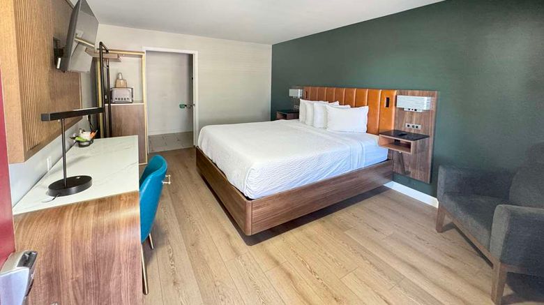 <b>SureStay by Best Western Morgan Hill Room</b>. Images powered by <a href="https://iceportal.shijigroup.com/" title="IcePortal" target="_blank">IcePortal</a>.