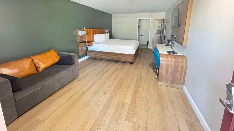 <b>SureStay by Best Western Morgan Hill Room</b>. Images powered by <a href="https://iceportal.shijigroup.com/" title="IcePortal" target="_blank">IcePortal</a>.