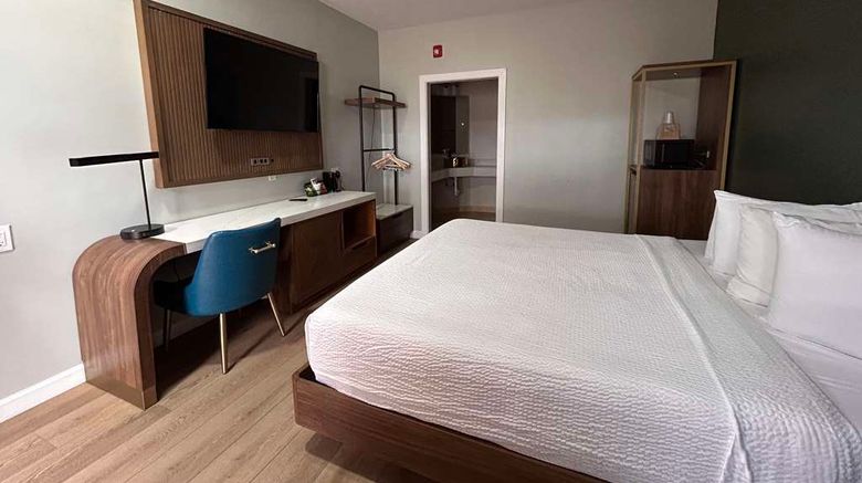 <b>SureStay by Best Western Morgan Hill Room</b>. Images powered by <a href="https://iceportal.shijigroup.com/" title="IcePortal" target="_blank">IcePortal</a>.