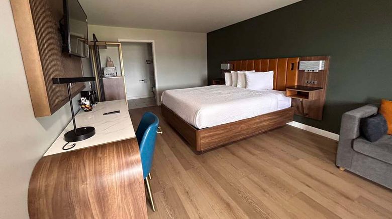 <b>SureStay by Best Western Morgan Hill Room</b>. Images powered by <a href="https://iceportal.shijigroup.com/" title="IcePortal" target="_blank">IcePortal</a>.