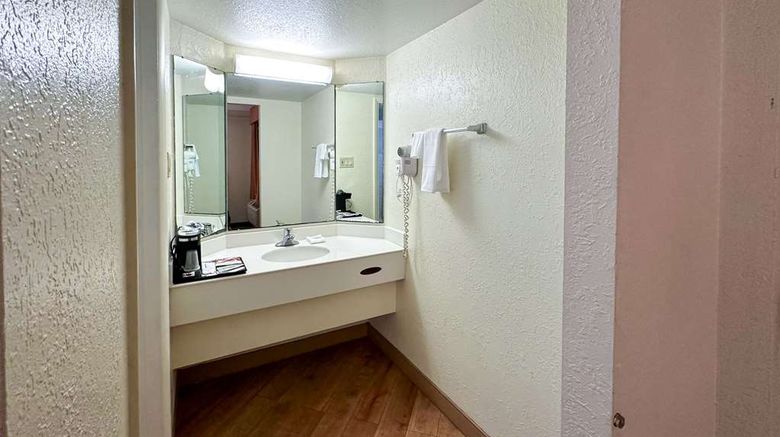 <b>Econo Lodge Augusta North -Washington Rd Room</b>. Images powered by <a href="https://iceportal.shijigroup.com/" title="IcePortal" target="_blank">IcePortal</a>.