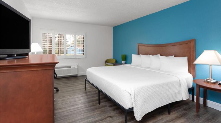 PaddleTail Waterfront Lodge Room