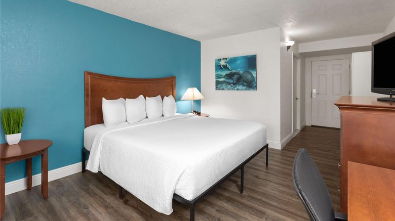 <b>PaddleTail Waterfront Lodge Room</b>. Images powered by <a href="https://iceportal.shijigroup.com/" title="IcePortal" target="_blank">IcePortal</a>.