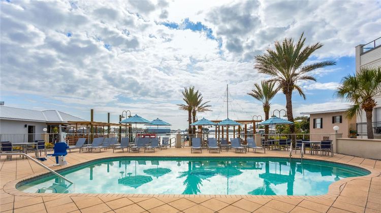 PaddleTail Waterfront Lodge Pool