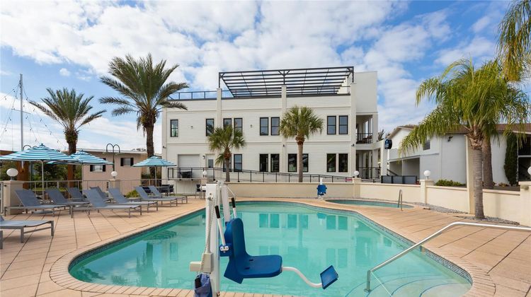 PaddleTail Waterfront Lodge Pool