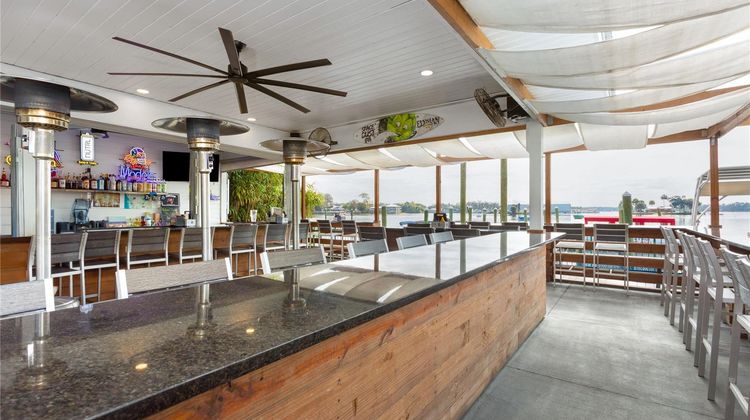 PaddleTail Waterfront Lodge Restaurant