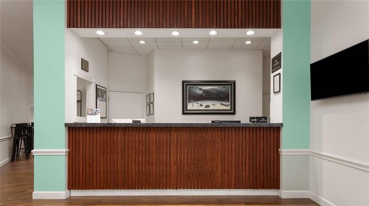 PaddleTail Waterfront Lodge Lobby