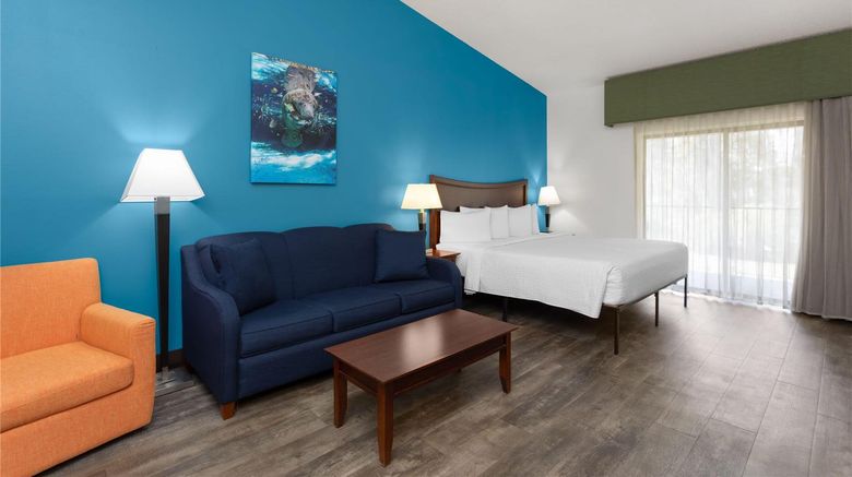 <b>PaddleTail Waterfront Lodge Suite</b>. Images powered by <a href="https://iceportal.shijigroup.com/" title="IcePortal" target="_blank">IcePortal</a>.