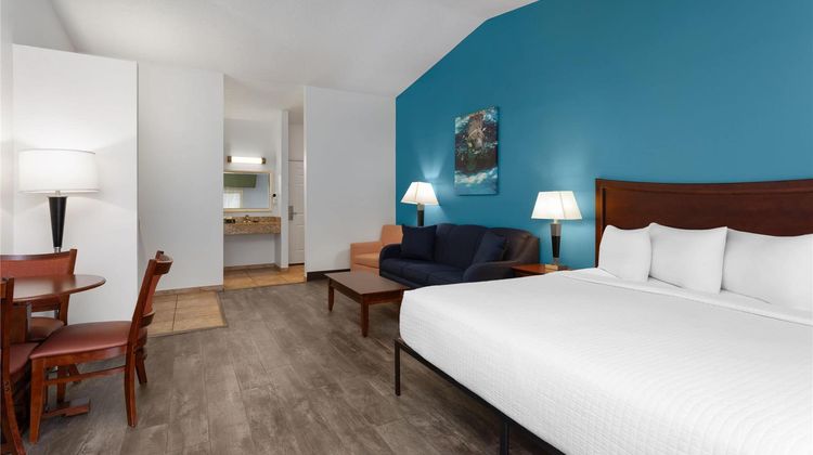 PaddleTail Waterfront Lodge Suite