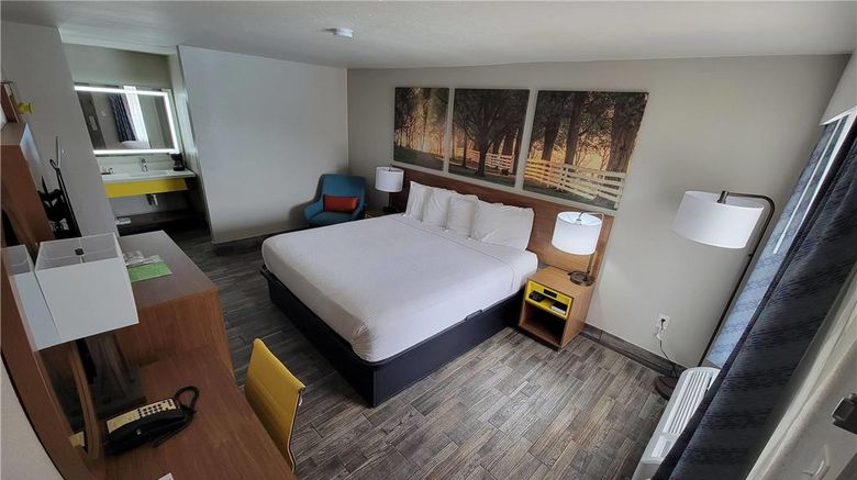 <b>Days Inn by Wyndham Clanton Room</b>. Images powered by <a href="https://iceportal.shijigroup.com/" title="IcePortal" target="_blank">IcePortal</a>.