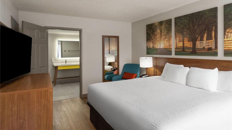 <b>Days Inn by Wyndham Clanton Room</b>. Images powered by <a href="https://iceportal.shijigroup.com/" title="IcePortal" target="_blank">IcePortal</a>.