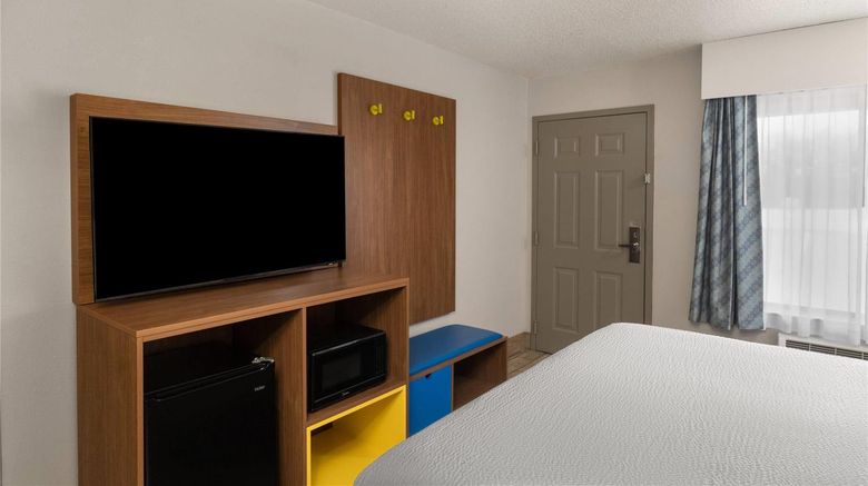 <b>Days Inn by Wyndham Clanton Room</b>. Images powered by <a href="https://iceportal.shijigroup.com/" title="IcePortal" target="_blank">IcePortal</a>.