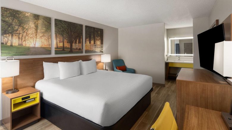 <b>Days Inn by Wyndham Clanton Room</b>. Images powered by <a href="https://iceportal.shijigroup.com/" title="IcePortal" target="_blank">IcePortal</a>.
