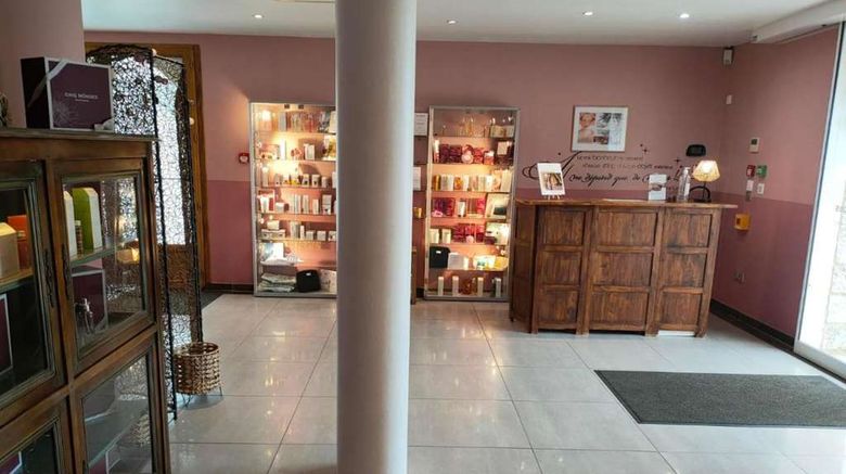 <b>Domaine le Clos des Fontaines Lobby</b>. Images powered by <a href="https://iceportal.shijigroup.com/" title="IcePortal" target="_blank">IcePortal</a>.