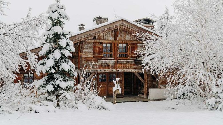 <b>Chalet du Mont d'Arbois, Four Seasons Exterior</b>. Images powered by <a href="https://iceportal.shijigroup.com/" title="IcePortal" target="_blank">IcePortal</a>.
