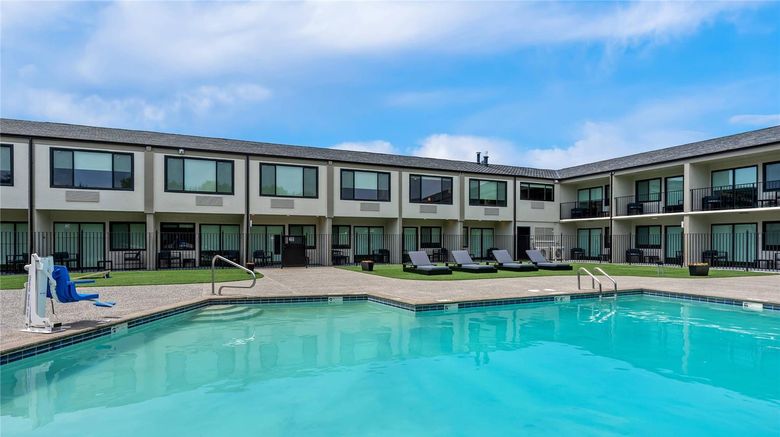 <b>Clarion Pointe Mount Vernon - Burlington Pool</b>. Images powered by <a href="https://iceportal.shijigroup.com/" title="IcePortal" target="_blank">IcePortal</a>.