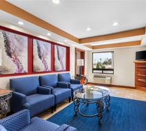 Econo Lodge Woodbridge Lobby