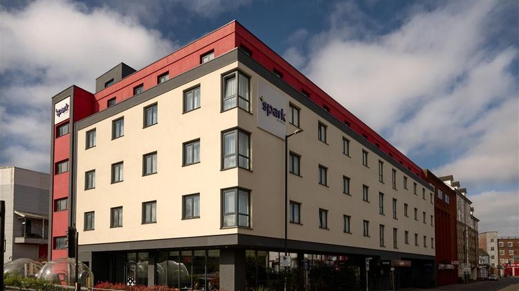 Spark by Hilton Luton Exterior