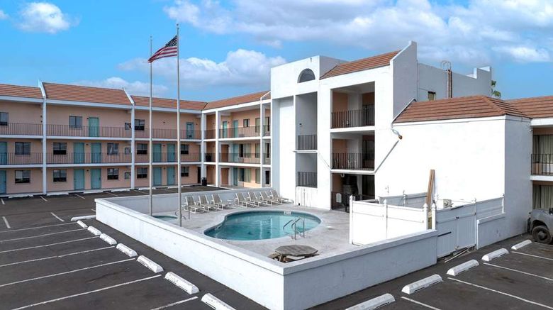 <b>WindWater Hotel and Marina Pool</b>. Images powered by <a href="https://iceportal.shijigroup.com/" title="IcePortal" target="_blank">IcePortal</a>.