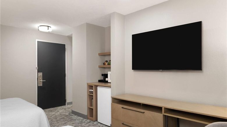 <b>Eastland Suites Hotel & Conference Ctr Room</b>. Images powered by <a href="https://iceportal.shijigroup.com/" title="IcePortal" target="_blank">IcePortal</a>.